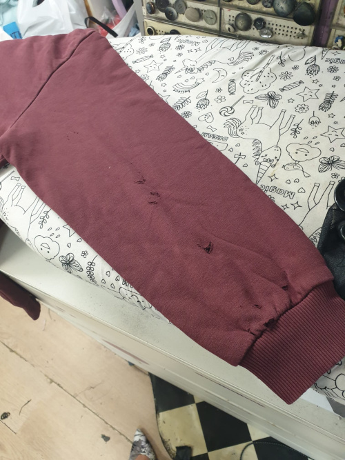 Une manche abîmée d'un sweat shirt