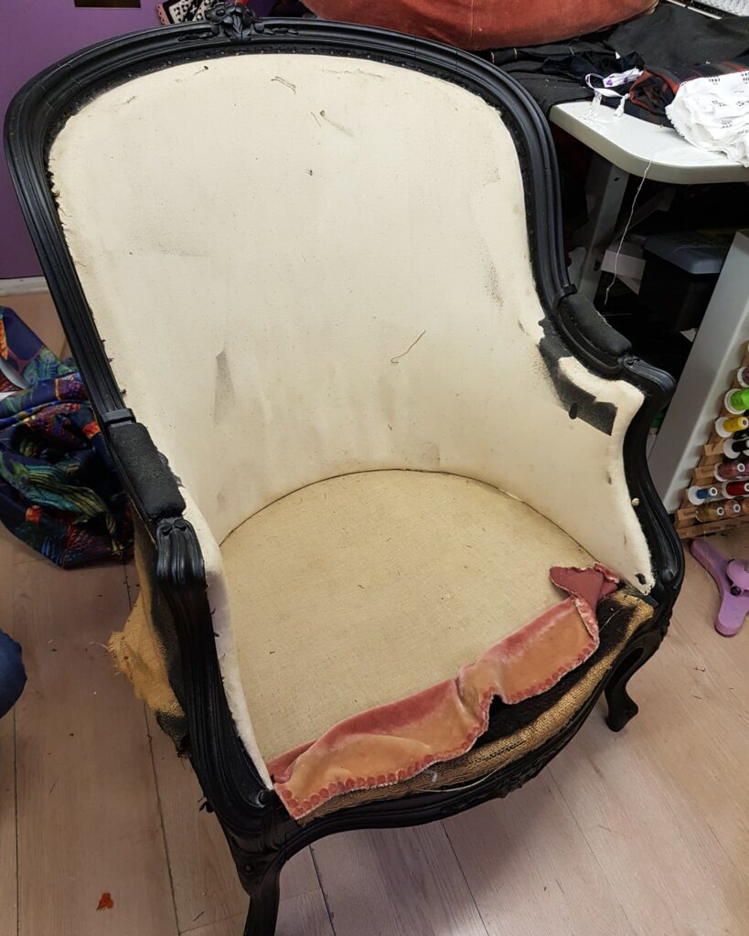 fauteuil extrêmement abîmé