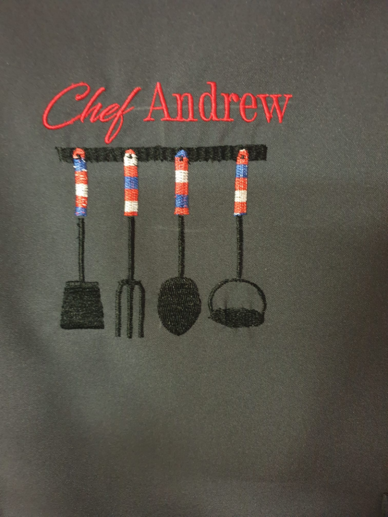 broderie d'un tablier en gros plan